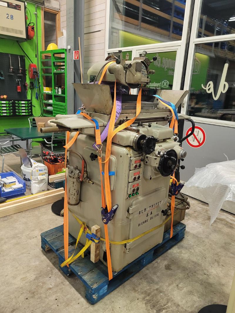 Unloading the Tripet with a forklift