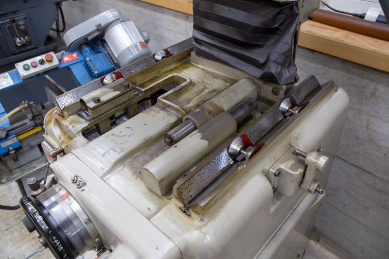 Hydraulic cylinders visible on the Tripet cross assembly