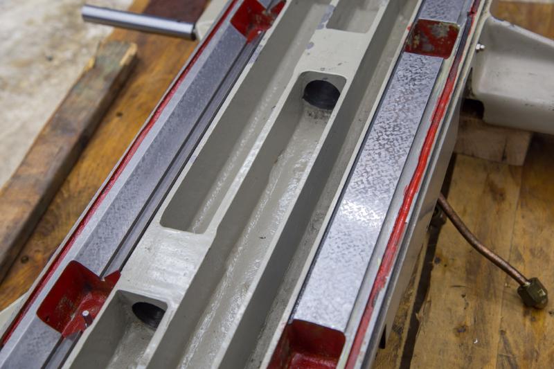 Close-up of a lubrication roller under the Tripet table