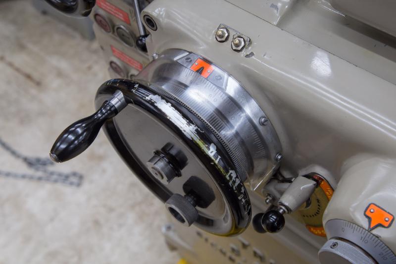 Cross feed handwheel and fine positioning dial on the Tripet